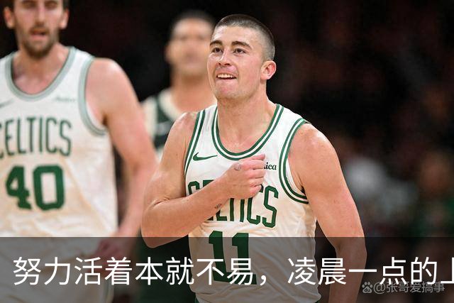 努力活着本就不易，凌晨一点的上海路边摊，遇到拾荒大爷空桌前吃剩饭，小伙果断买了一份加料炒面请他吃顿饭